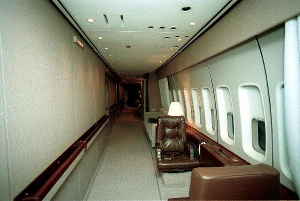 Koridor na lev stran letadla s prostorem pro dva agenty tajn sluby. ( Foto : Neznm )