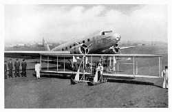 Flyer brat Wright v porovnn s letounem Douglas DC-2 spolenosti TWA (pohlednici vydal propagan odbor tefnikovy leteck spolenosti v roce 1938)